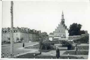 Mohrungen, Stadt, Kreis Mohrungen Mohrungen, Platz mit Stadtmauer und Rathaus Mohrungen, Rathaus