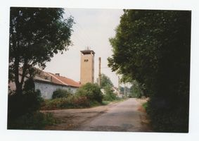 Metgethen, Ort und Bahnstation, Stadtkreis Königsberg Danziger Weg Metgethen, Danziger Weg, Schlauchturm der Feuerwehrschule, Blickrichtung nach Westen Metgethen, Häuser früher und heute