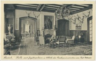 Neudeck, Kreis Rosenberg Neudeck, Halle mit Jagdtrophäen und Ölbild des Reichspräsidenten Нойдек, зал с охотничьими трофеями и живописным портретом рейхспрезидента