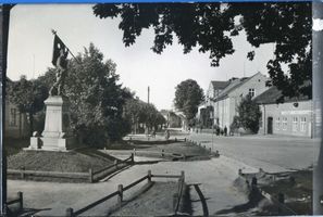 Wartenburg Kr. Allenstein, Stadt, Kreis Allenstein Wartenburg Kr. Allenstein, Adolf-Hitler-Platz, Kriegerdenkmal 