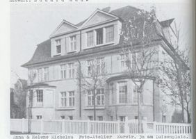 Königsberg (Pr.), Stadtkreis Königsberg Kurstraße 3a Königsberg, Amalienau, Kurstraße 3a, Foto Atelier Anna & Helene Michelau Кёнигсберг, Амалиенау, Курштрассе 3а, фотоателье Анны и Хелены Мишело