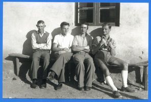  Lötzen (Kreis) Studenten der Uni München beim Bauern Tannapfel (Erntehelfer) Lötzen, nicht verortete Bildmotive