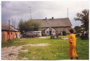 Bieberswalde Kr. Wehlau, Kreis Wehlau Bieberswalde Kr. Wehlau, Hofplatz Friedr. Wilh. Neumann mit Haus und Pferdestall Бибервальде, район Велау, двор Фридриха Вильгельма Нойманна с домом и конюшней