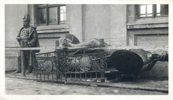 Memel, Stadt, Stadtkreis Memel Memel, Die von den Litauern gestürzten Denkmäler Kaiser Wilhelm I. und der Borussia auf dem Feuerwehrhof II Мемель, опрокинутые литовцами памятники кайзеру Вильгельму I и «Боруссии» на пожарном дворе, II