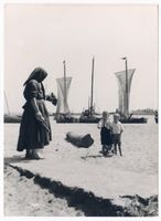 Nidden, Kreis Memel Nidden,  Alt und Jung  am Hafen Нидден, «Стар и млад» в порту