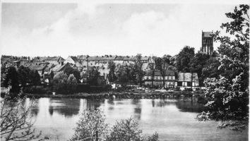 Gerdauen, Stadt und Bahnstation, Kreis Gerdauen Gerdauen, Ortsansicht mit Gasthof zur Ostbahn und Kirche 