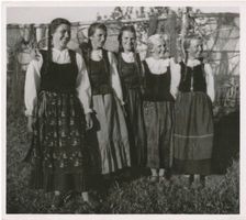 Schwarzort, Kreis Memel Schwarzort,  Mädchengruppe in Tracht Ostpreußische Trachten