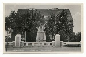 Prostken, Kreis Lyck Prostken, Schule mit Kriegerdenkmal Просткен, школа с памятником воинам