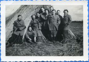 Kampkenhöfen, Kreis Labiau Kampkenhöfen, Mädels am Haff Кампкенхёфен, девушки у залива