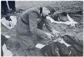 Nemmersdorf, Kreis Gumbinnen Nemmersdorf, Soldaten finden ermordete Zivilisten Ostpreußen, Zweiter Weltkrieg und das Ende