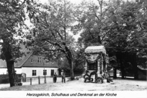 Herzogskirch, Kreis Gumbinnen Niebudszen, Schulhaus und Denkmal an der Kirche Нибудшен, школьное здание и памятник у церкви