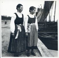 Nidden, Kreis Memel Nidden, Mädchen in Tracht II 