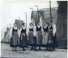 Nidden, Kreis Memel Nidden, Fischermädchen in Tracht II Нидден, девушка-рыбачка в национальном костюме, II