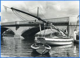 Nikolaiken Kr. Sensburg, Kreis Sensburg Nikolaiken Kr. Sensburg, Segelboot mit umgel. Mast vor der Stadtbrücke Николайкен, р-н Зенсбург, парусная лодка с опущенной мачтой перед городским мостом