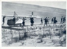 Rossitten Kr. Samland, Kreis Samland Rossitten Kr. Samland, Transport von Segelflugzeugen durch den Dünensand VII Rossitten Kr. Samland, Segelfliegerschule