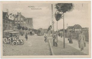 Memel, Stadt, Stadtkreis Memel Memel, Bahnhofstraße, links Lehrerseminar, mittig im Hintergrund Bahnhof, rechts Kleinbahnhof 