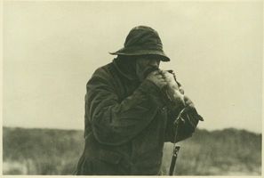  Kurische Nehrung, Der Krajebieter, Töten der Krähe durch einen Biß in den Kopf Куршская коса, ловец ворон, умерщвление вороны укусом в голову