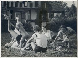 Lötzen, Stadt, Kreis Lötzen Lötzen, Mädchen vor der Jugendherberge 