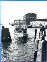 Königsberg (Pr.), Stadtkreis Königsberg Königsberg (Pr.), Hafen, Die  Löbenicht  fährt durch den Hafen 