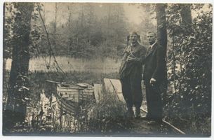 Fröhlichswalde, Kreis Ortelsburg Fröhlichswalde, Am Omulef-Fluss, Julius Petrikowski (mit Motorradausrüstung) mit einem Bekannten 