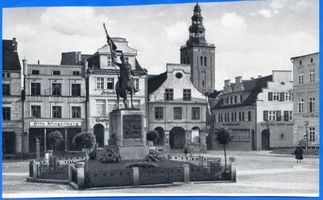 Heilsberg Kr. Heilsberg, Stadt, Kreis Heilsberg Heilsberg Kr. Heilsberg, Markt mit Kriegerdenkmal IV Хайльсберг, район Хайльсберг, рыночная площадь с памятником воинам, IV