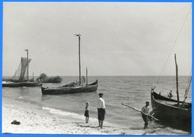 Nidden, Kreis Memel Nidden, Am Haff-Ufer Nidden, Kurenkähne im Hafen und am Haffstrand