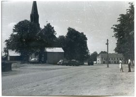 Kuckerneese, Ort, Kreis Elchniederung Kuckerneese, Blick auf den Marktplatz mit Kirche Kuckerneese, Ev. Kirche, kirchl. Einrichtungen und kirchl. Leben, Friedhöfe