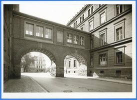 Gumbinnen, Stadt, Kreis Gumbinnen Königsplatz Gumbinnen, Verbindungsgang zwischen alter und neuer Regierung Гумбиннен, переход между старым и новым правительственными зданиями