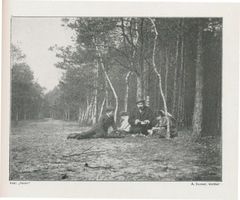  Rominter Heide, Pilzsucher beim Säubern der Pilze 