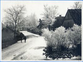 Schönhorst (Ostpr.), Kreis Lyck Mrossen, Masurische Dorfstraße im Rauhreif 