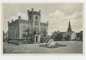 Passenheim, Stadt, Kreis Ortelsburg Passenheim, Marktplatz mit Rathaus und Kriegerdenkmal V Пассенхайм, рыночная площадь с ратушей и памятником воинам, V