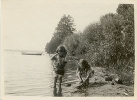 Rhein Kr. Lötzen, Kreis Lötzen Rhein Kr. Lötzen, Spielende Kinder am Rheiner See 