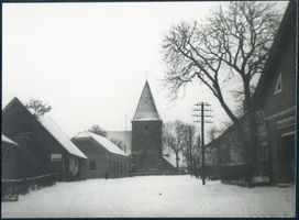 Döbern, Kreis Preußisch Holland Döbern, Dorfstraße mit Kirche 