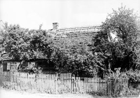 Bunhausen, Kreis Lyck Bunhausen, Giebelständerhaus - Ansicht von der Wegseite I 