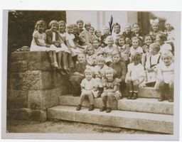 Metgethen, Ort und Bahnstation, Stadtkreis Königsberg Metgethen, Kindergottesdienstgruppe vor der Kirche 1935/36 