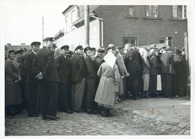 Memel, Stadt, Stadtkreis Memel Memel, Landtagswahl, Andrang vor dem Wahllokal Мемель, выборы в ландтаг, наплыв людей перед избирательным участком