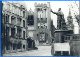 Königsberg (Pr.), Stadtkreis Königsberg Königsberg (Pr.), Kaiser Wilhelm Denkmal und Post in der zerstörten Stadt Königsberg, Zweiter Weltkrieg und das Ende
