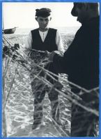  Ostsee, Fischer beim Netzeflicken, wo?? 