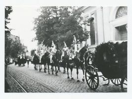 Tilsit, Stadt, Stadtkreis Tilsit Hohe Straße Tilsit, Heimatfest 22.-24.08.1930, Reiter in historischen Uniformen im Festumzug Тильзит, краевой праздник 22.-24.08.1930, всадники в исторических мундирах в праздничном шествии