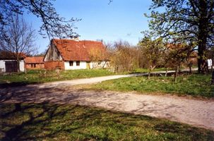 Neu Klingenberg, Kreis Bartenstein Neu Klingenberg (Nowe Bardo), Zufahrt zum ehemaligen Gut, gegenüber noch ein Gesindehaus 