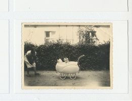Moritzhöhe, Stadtkreis Tilsit Moritzkehmen, Am Haus Mutter, Baby im Kinderwagen 