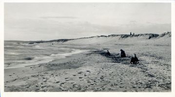 Mellneraggen, Kreis Memel Mellneraggen, Strand - Bernsteinsuchende Kinder 