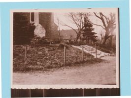 Friedenberg, Kreis Gerdauen Friedenberg, Kriegerdenkmal, daneben Pfarrhaus 