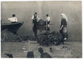 Nidden, Kreis Memel Nidden, Fischer besichtigen den Fang Nidden, Kurenkähne im Hafen und am Haffstrand