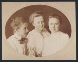 Popehnen, Kreis Wehlau Popehnen, Die Geschwister Gertrud, Erna und Elisabeth Klatt (v.l.n.r.) 