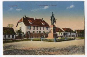 Ebenrode, Stadt, Kreis Ebenrode Ebenrode fr. Stallupönen, Kriegerdenkmal und Pfarrhaus 