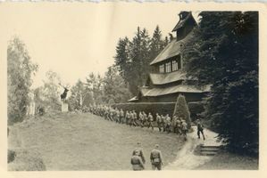 Jagdhaus Rominten, Kreis Goldap Jagdhaus Rominten, Hubertus-Kapelle mit Hirschstandbild, Soldatenaufmarsch 