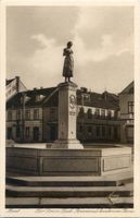 Memel, Stadt, Stadtkreis Memel Memel, Simon-Dach-Brunnen mit Ännchen von Tharau Memel, Stadttheater und Simon-Dach-Brunnen