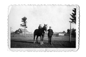 Kuckerneese, Ort, Kreis Elchniederung Holzstraße 2 Kuckerneese, Holzstraße 2, Ewald Bogdahn mit seinen Kindern Hannelore und Gerhard Кукернезе, Хольцштрассе, 2, Эвальд Богдан с детьми Ханнелорой и Герхардом