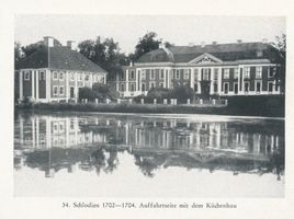 Schlodien, Kreis Preußisch Holland Schlodien, Schloß 1702-1704, Auffahrtseite mit dem Küchenbau 